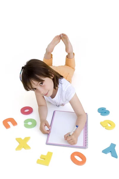 Jong meisje haar huiswerk — Stockfoto