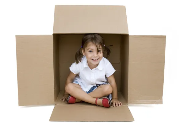Klein meisje in een doos — Stockfoto