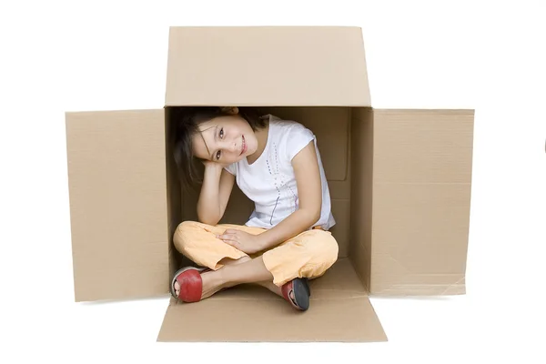 Petite fille dans une boîte — Photo