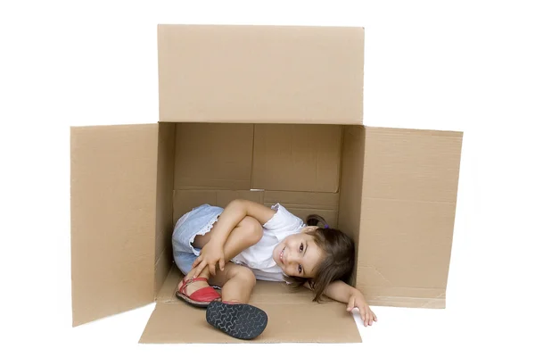 Klein meisje in een doos — Stockfoto