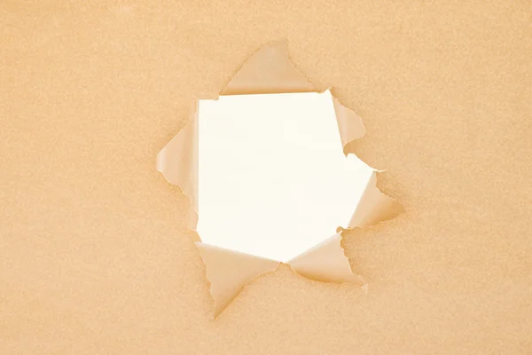 Złamane brązowego papieru z otworami — Zdjęcie stockowe