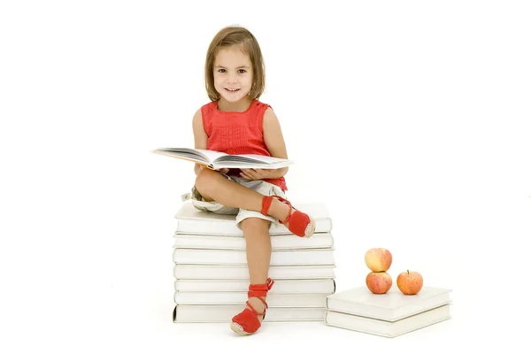 Kleines Mädchen liest ein Buch — Stockfoto