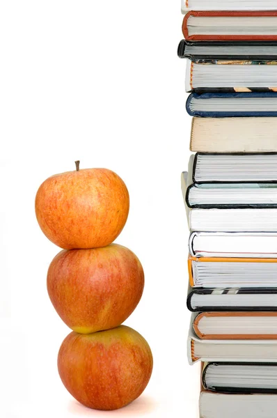 Книги с яблоком — стоковое фото