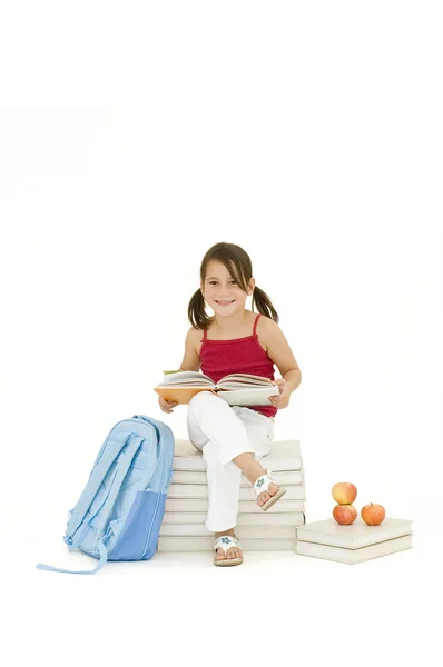 Fiatal lány olvasás egy könyvet — Stock Fotó