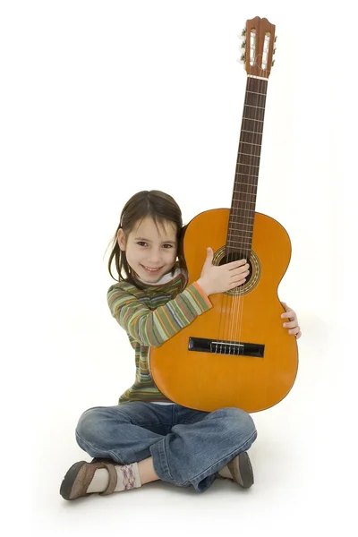Νεαρή κοπέλα παίζοντας ακουστική κιθάρα — Φωτογραφία Αρχείου
