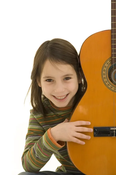 Νεαρή κοπέλα παίζοντας ακουστική κιθάρα — Φωτογραφία Αρχείου