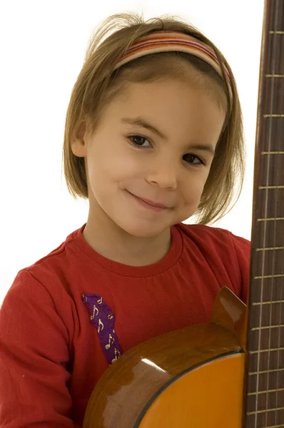 Маленькая девочка играет на акустической гитаре — стоковое фото