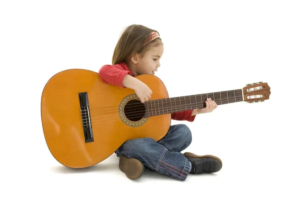 Kislány akusztikus gitáron játszik — Stock Fotó
