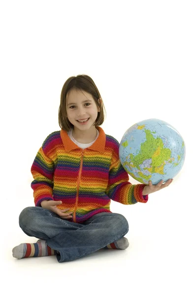 Молода дівчина обіймає земну кулю — стокове фото