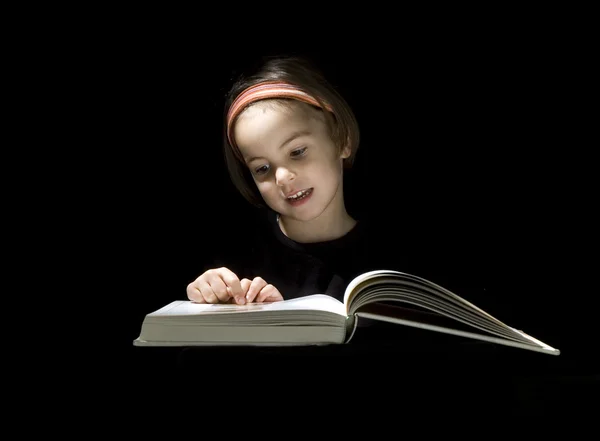 Klein meisje dat een boek leest — Stockfoto