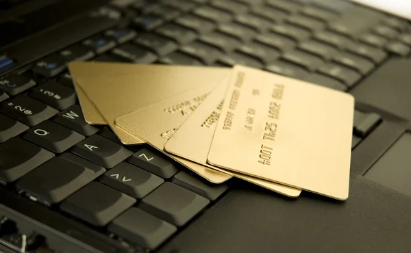 Credit card on a laptop — Stock Photo, Image