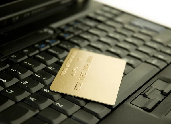 Credit card on a laptop — Stock Photo, Image