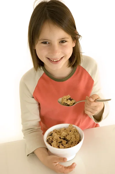 Kleines Mädchen mit Frühstück — Stockfoto