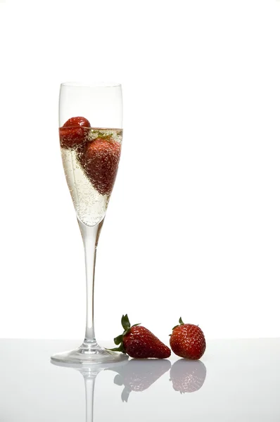 Bicchiere di champagne con fragola — Foto Stock