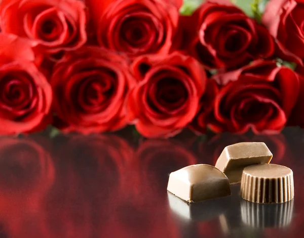 Choklad med röda rosor — Stockfoto
