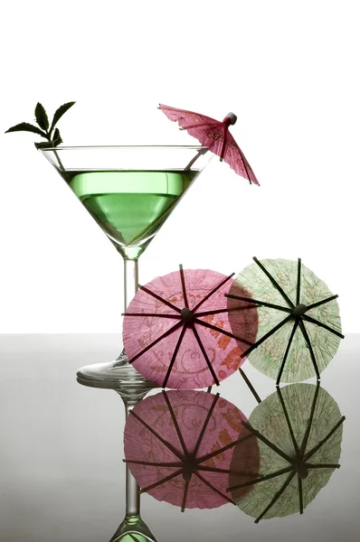 Zielony koktajl pokojowe umbrelas i liści mięty — Zdjęcie stockowe