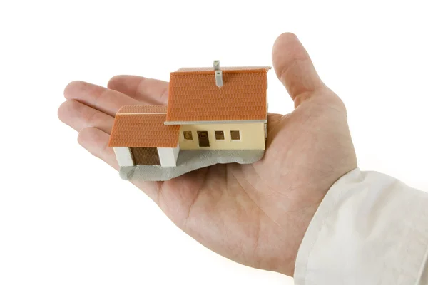 Empresário mão segurando uma casa — Fotografia de Stock