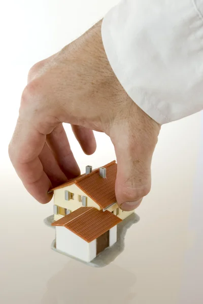 Hand med ett litet hus — Stockfoto