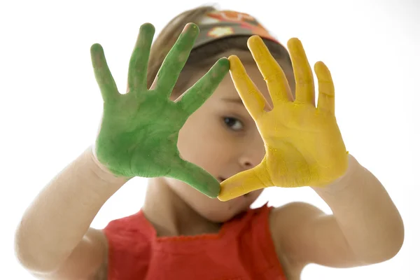 Liten flicka med hennes händer målade — Stockfoto