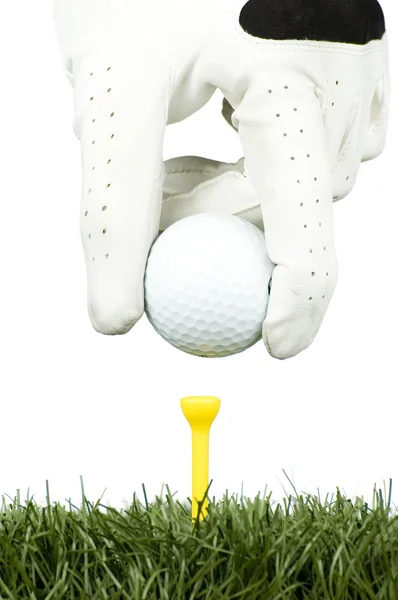 Χέρι θέση την μπάλα του γκολφ σε το ΤΕΕ — Φωτογραφία Αρχείου