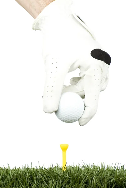 Hand legt den Golfball in den Abschlag — Stockfoto