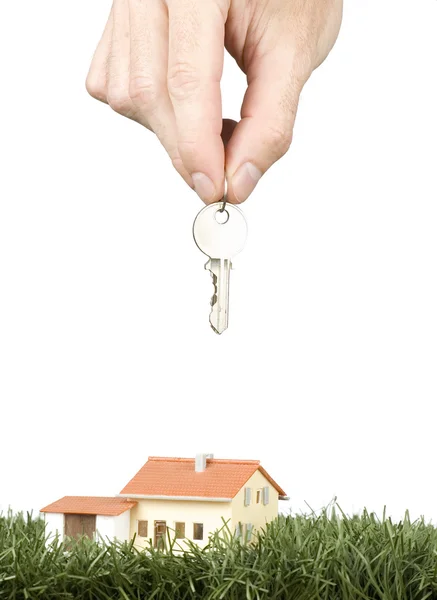 Рука з ключами і маленький будинок — стокове фото
