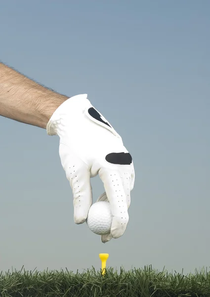 Einen Golfball in den Abschlag setzen — Stockfoto