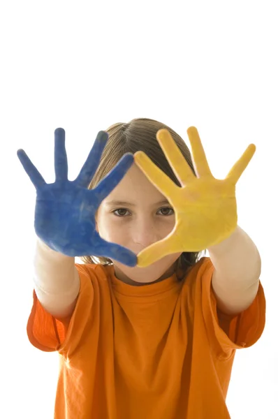 Jong meisje met haar handen geschilderd — Stockfoto