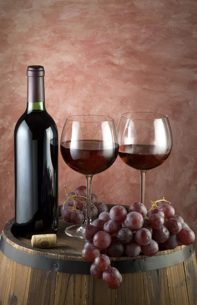 Piros bor a palack és a poharak — Stock Fotó