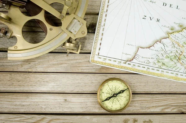Oude kaart sextant en kompas op hout achtergrond — Stockfoto
