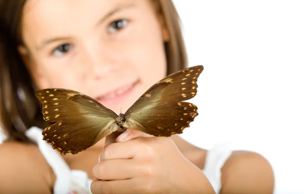 Liten flicka som håller en fjäril — Stockfoto