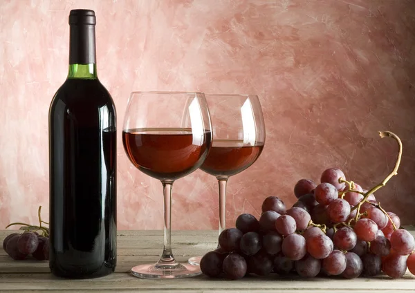 Kırmızı şarap şişesi ve gözlük - Stok İmaj