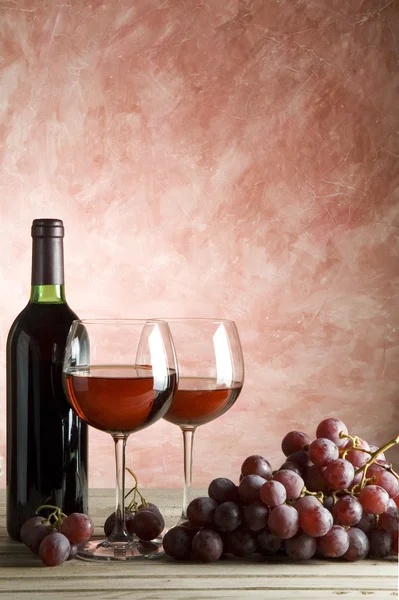 Kırmızı şarap şişesi ve gözlük Stok Resim