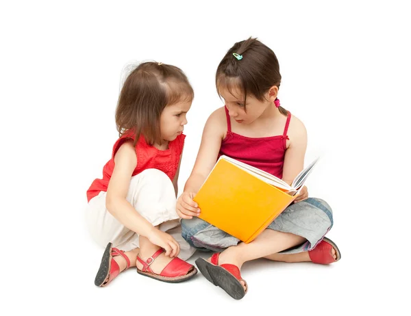 Kleine meisjes lezen van een boek — Stockfoto
