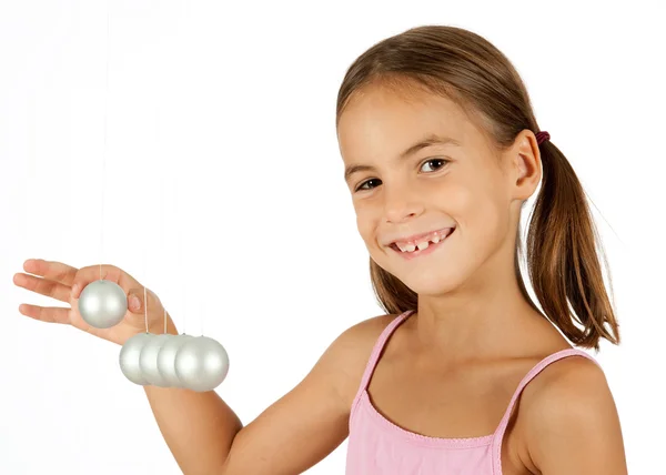 Młoda dziewczyna trzyma piłkę wahadła — Zdjęcie stockowe