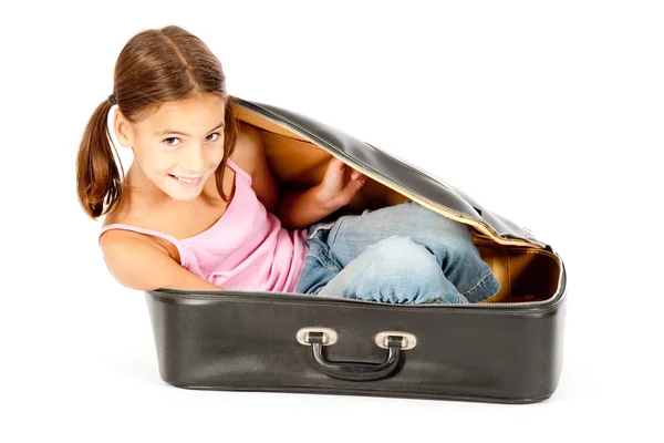 Liten flicka inuti en resväska — Stockfoto