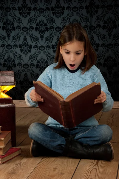 Mała dziewczynka czyta książkę. — Zdjęcie stockowe
