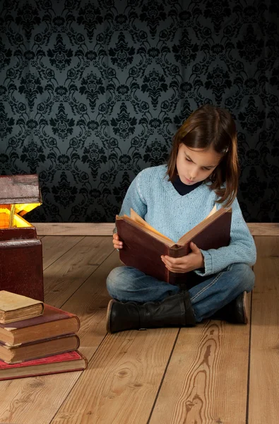 Kleines Mädchen liest ein Buch — Stockfoto