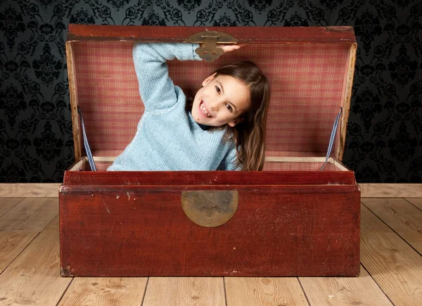 古代的行李箱里的小女孩 — 图库照片