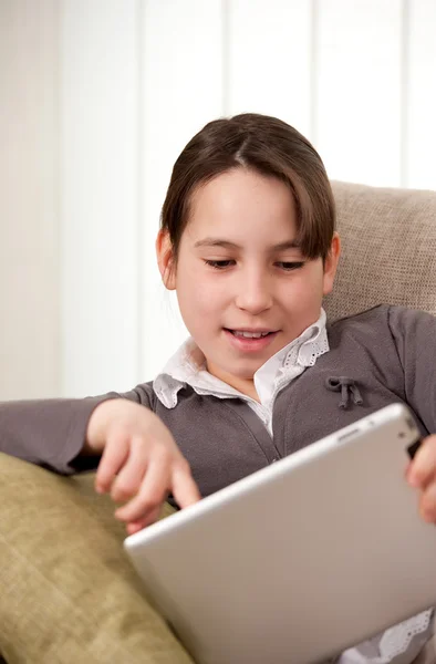 Giovane ragazza con computer tablet touch — Foto Stock