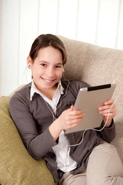 Νεαρό κορίτσι με υπολογιστή ταμπλέτα αφής — Φωτογραφία Αρχείου