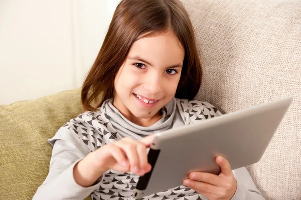 小女孩用触摸平板电脑 — 图库照片