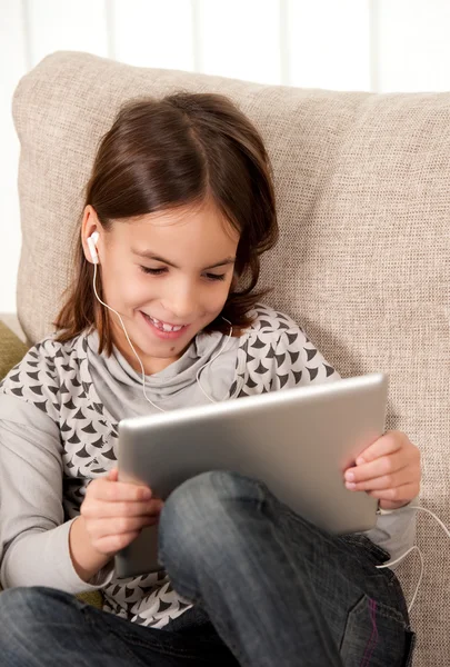 어린 소녀 터치 태블릿 컴퓨터 — 스톡 사진