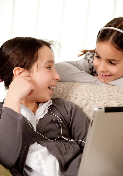Две девушки с планшетным компьютером — стоковое фото