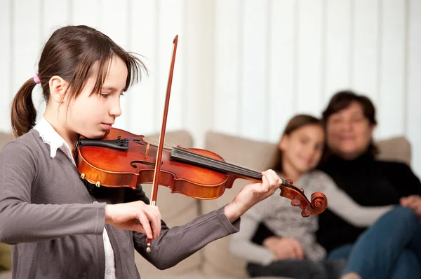 Молодая девушка играет на скрипке — стоковое фото