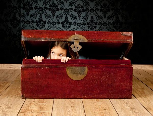 Little girl inside an ancient trunk — Stock Photo, Image