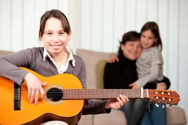 Jeune fille jouant de la guitare — Photo