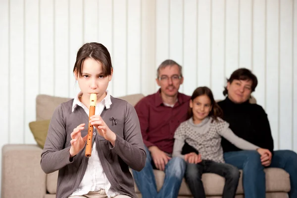 Jovem menina tocando flauta — Fotografia de Stock
