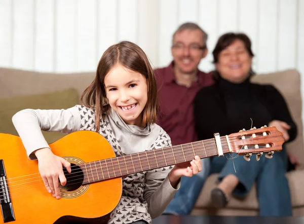 Kleines Mädchen spielt Gitarre — Stockfoto