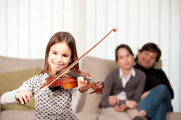 Mała dziewczynka gry na skrzypcach — Zdjęcie stockowe